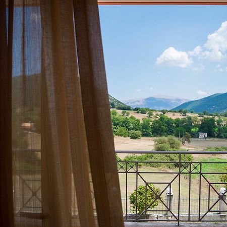 Manesi Apartments Boumboukas Bagian luar foto