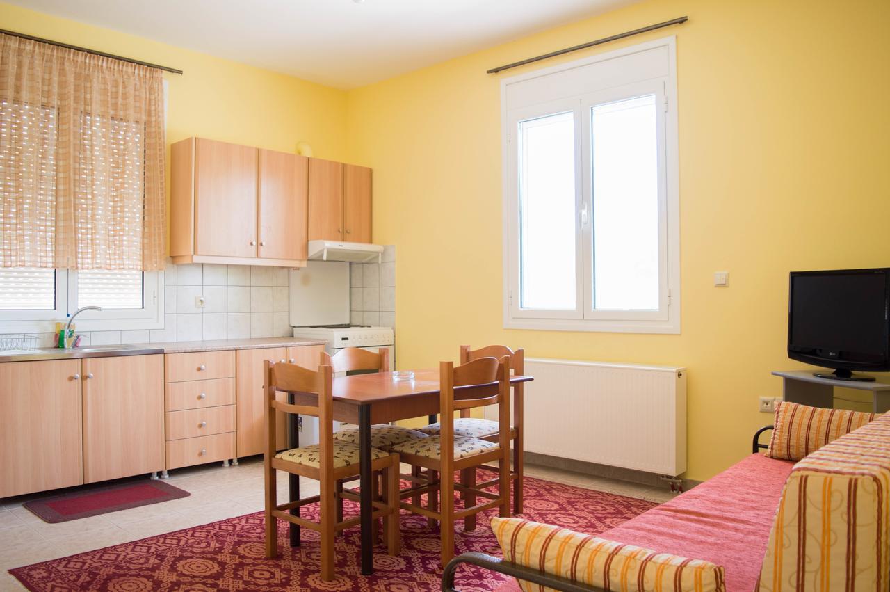 Manesi Apartments Boumboukas Bagian luar foto